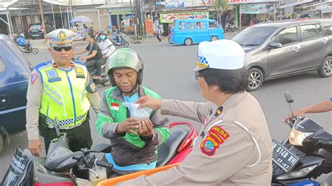 Bagi Bagi Takjil Jelang Buka Puasa Ditlantas Polda Sulut Dan Jasa