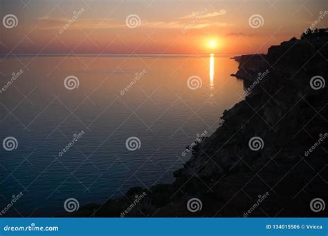 Puesta Del Sol Que Sorprende Sobre El Mar Y La Costa Costa Foto De