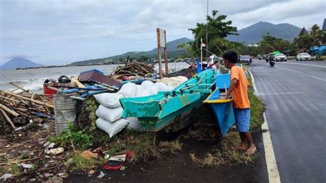 Cuaca Buruk Sejumlah Nelayan Di Manado Sulawesi Utara Parkir Perahu Di