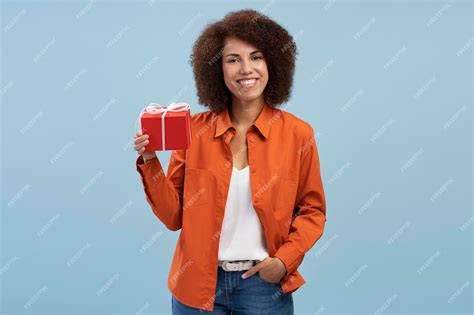 Premium Photo Smiling African American Woman Holding T Box Looking