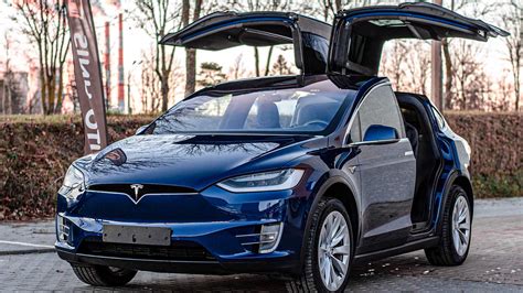 Svensk stämmer Tesla på 1 2 milj för trasiga dörrar Carup se