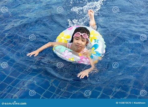 Petite Fille Chinoise Asiatique Jouant Dans La Piscine Photo Stock