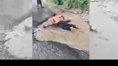 Viral Pria Berenang Di Kubangan Jalan Berlubang Netizen Di Lampung