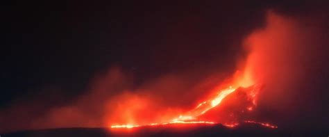 Cierra el aeropuerto de Catania tras una explosión de fuego y ceniza en