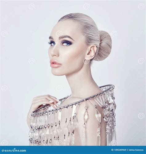 Forme O Retrato De Um Louro Uma Colar Brilhante Grande Nude Da Arte Imagem De Stock