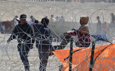 Guardia De Texas Pone Alambre De P As En El Muro Migrantes Lo Usan