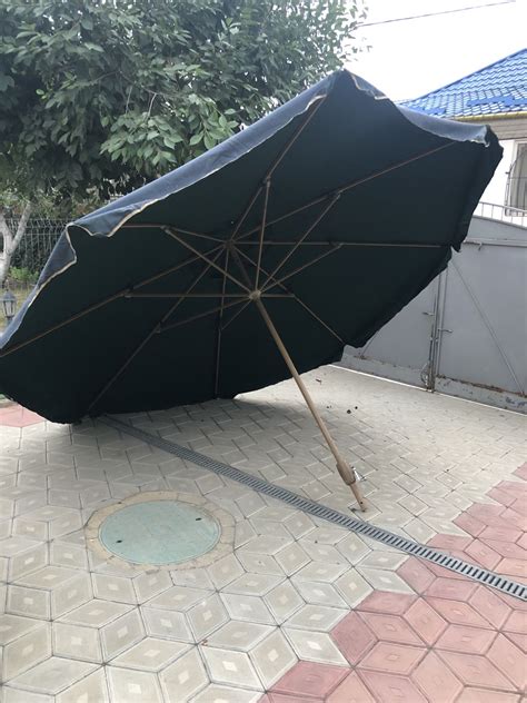 Стулья пластиковые,подушки,зонтик, шезлонг Для террасы .в хорошем состояние