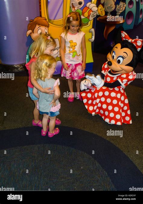 Meeting minnie mouse hi-res stock photography and images - Alamy