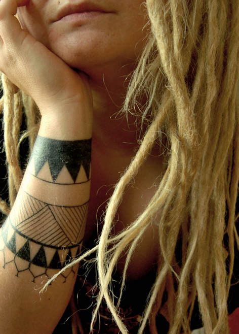 Dreads | Geometrische tätowierungen, Coole tattoos, Fingertätowierungen