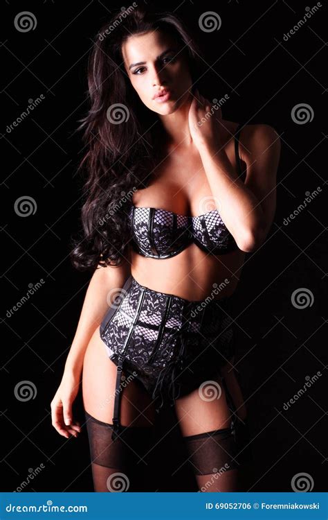 Sensuele Vrouw In Sexy Lingerie Op Een Zwarte Achtergrond Stock Foto Image Of Erotisch Manier
