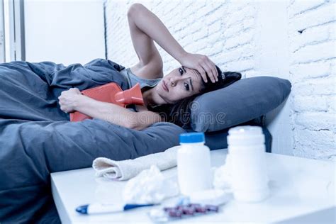 Mujer Latina Enferma En Cama Con Una Fiebre Y Un Frío Foto de archivo