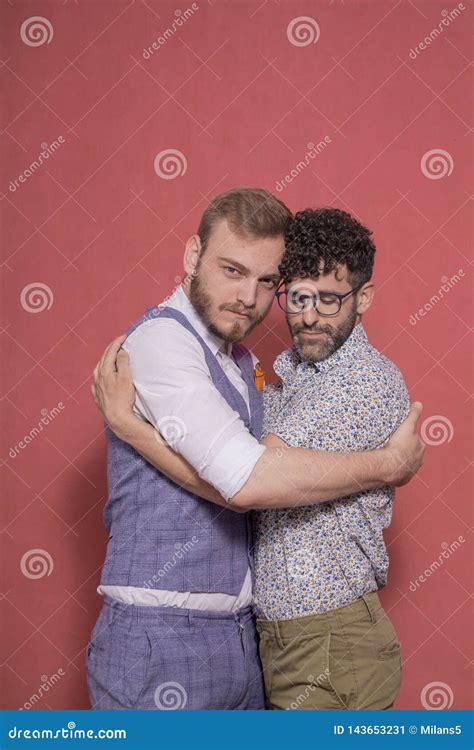 Casal Gay íntimo Abraçando se Juntos Em Fotos De Estúdio Imagem de Stock Imagem de adulto