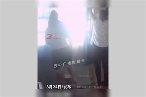 两女子装窗帘，不够高拿了个桶来垫脚，结果万万没想到