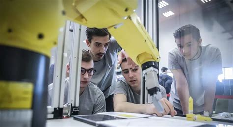 Le Celle Didattiche Con Robot E I Sistemi Cnc Di Fanuc Italia In Mostra