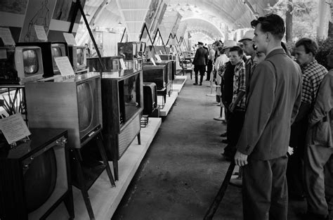 Москвичи рассматривают ассортимент советских телевизоров | Пикабу