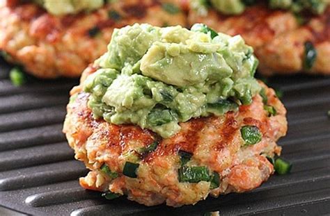 Receta de hamburguesa de salmón con palta en parrilla o sartén