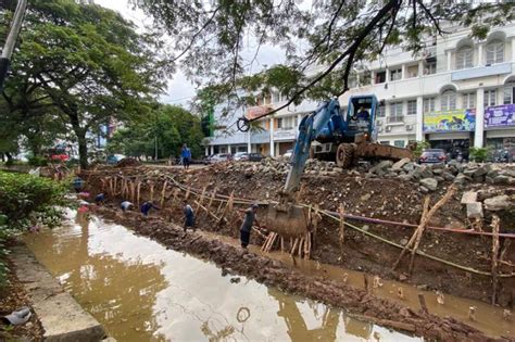 SINDO Hi Lite Petugas SDA Perbaiki Turap Longsor Di Kelapa Gading