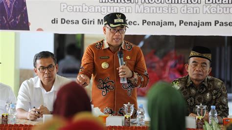 Kunjungi Desa Giri Mukti Penajam Paser Utara Menko PMK Apresiasi