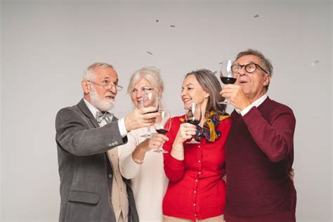 Felices Amigos Mayores Celebrando Con Vino Tinto En La Fiesta Imagen De