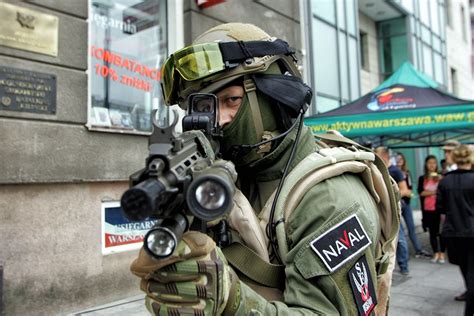 Były żołnierz GROM u zdobył budynek PAST y