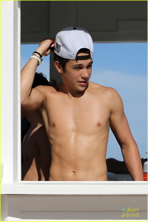 Austin Mahone Takes Beachside Selfies With Fans Photo 660340 Photo