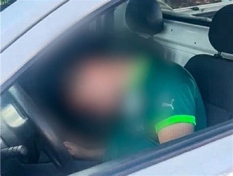 Preso ao ser flagrado dormindo bêbado dentro de carro em semáforo paga