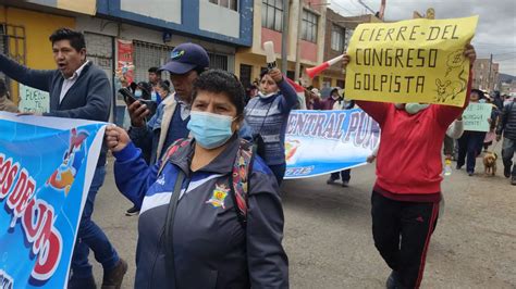 Puno Manifestantes se reúnen en la plaza de Armas para exigir la