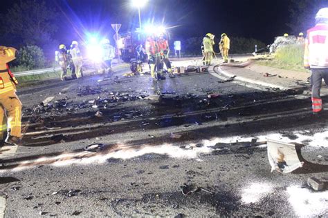 T Dlicher Unfall In D Ren Autos V Llig Zerst Rt Zwei Weitere Menschen