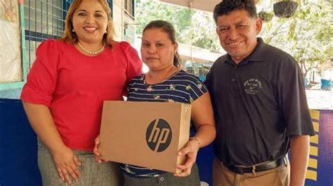 Gobierno salvadoreño entrega tabletas y computadoras a estudiantes de