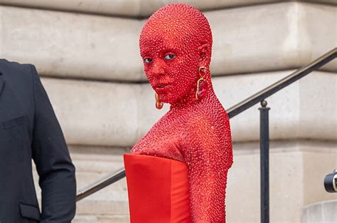 Photos See Doja Cat Covered In 30 000 Swarovski Crystals At Paris Fashion Week Life