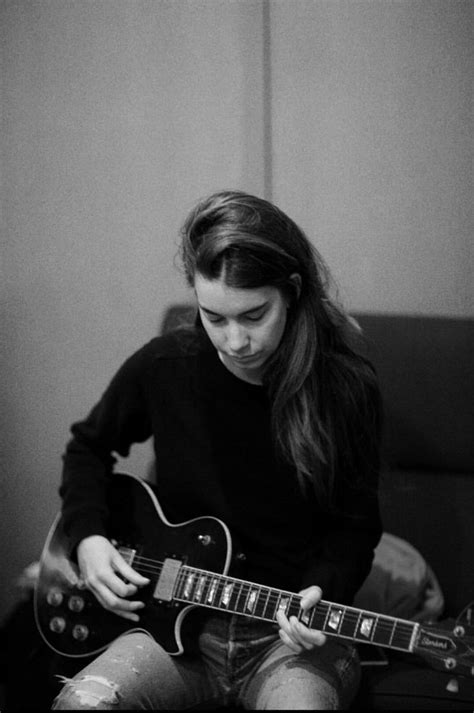 HAIM Brasil on Twitter | Haim, Haim style, Female guitarist