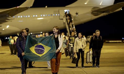 Jornal Correio Repatriados de Israel manifestam alívio ao pisar em