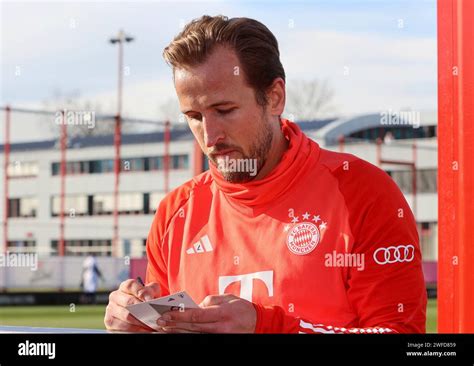 Harry Kane Fc Bayern Munchen Schreibt Autogramme Bei Den Fans Hi Res