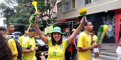 Torcedores Celebram Novo ‘sextou Com Vitória Do Brasil