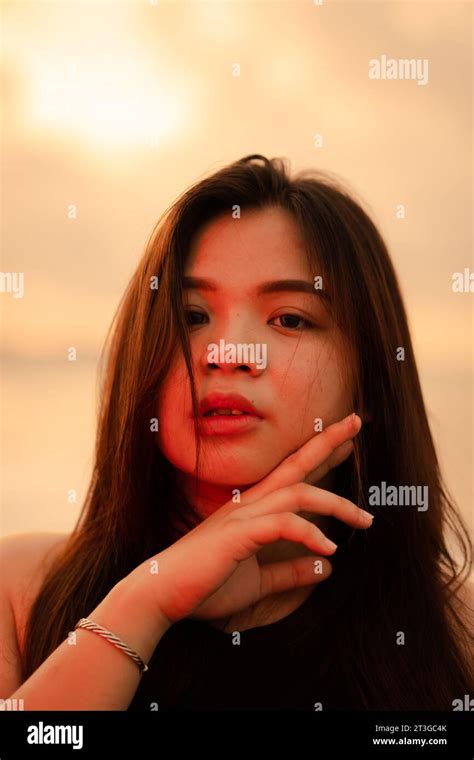 Junge frau im bikini liegend am strand Fotos und Bildmaterial in hoher Auflösung Alamy