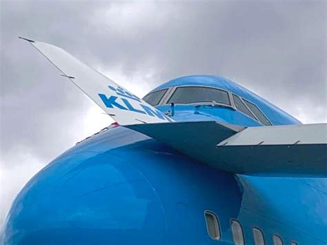 BREAKING A KLM Boeing 747-400 has been hit by the wing tip of another ...