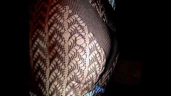 Chico hetero hambriento ordeña una polla a través del encaje en un armario oscuro XVIDEOS