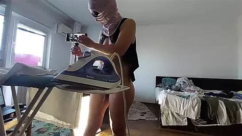 Couple amateur sexy préliminaires dans la chambre Une femme sexy fait le ménage à poil Brune