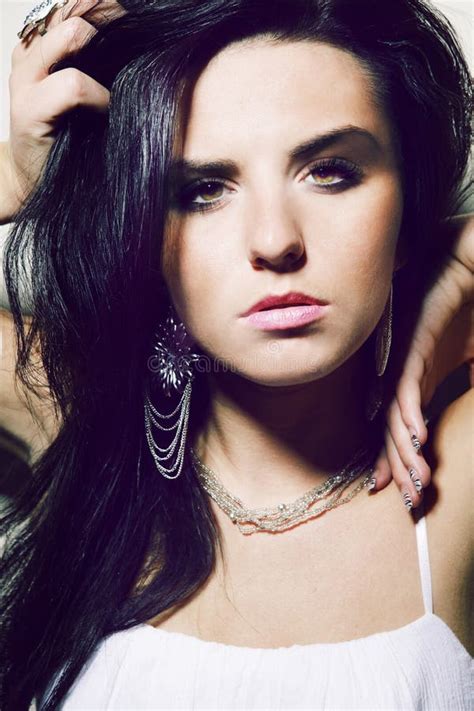 Aantrekkelijke Brunette Met Donker Lang Haar Stock Foto Image of elegant één