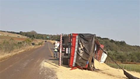 Caminhão tomba na SC 305 em Campo Erê