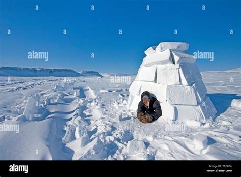 Inuit schaut aus einem Iglu, Nunavut Territorium, Kanada | Inuit looks ...