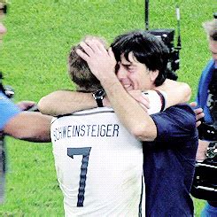 Bastian Schweinsteiger hugging Jogi Löw | Weltmeister 2014, Deutsche ...