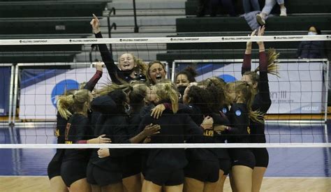 Wisconsin Eau Claire Sweeps Calvin To Win 2021 Diii Womens Volleyball