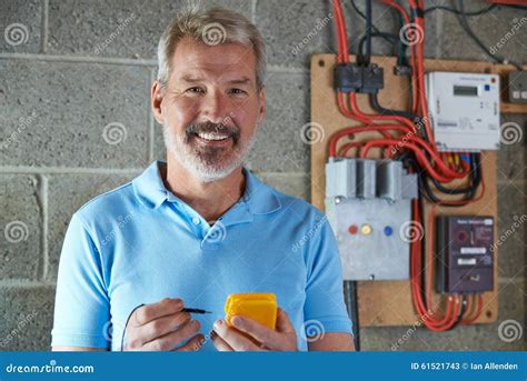 Retrato Do Eletricista Standing Next To Fuseboard Imagem De Stock