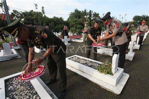 Ziarah Taman Makam Pahlawan Di Surabaya Antara Foto