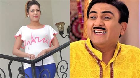 Taarak Mehta बालकनी में खड़े होकर एकटक सड़क की तरफ देखती नजर आईं