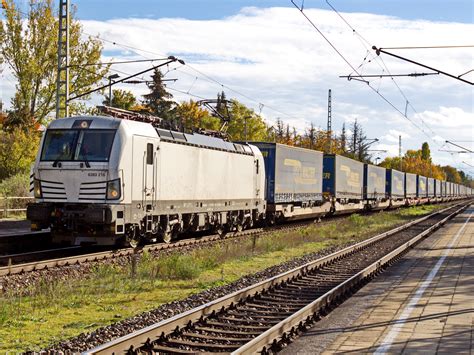 6383 216 aus der Slowakei mit einem Containerzug durchfährt den Bahnhof