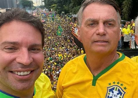 Ao som de Evidências Bolsonaro participa de carreata Lula da