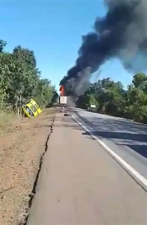 Trecho Da Br Fica Interditado Ap S Batida Entre Duas Carretas Um