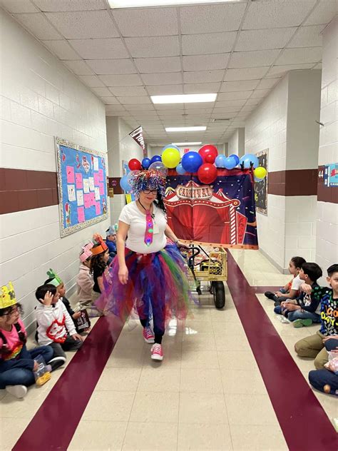 Laredo S Finley Elementary Students Hold Parade For 100th Day Of Class